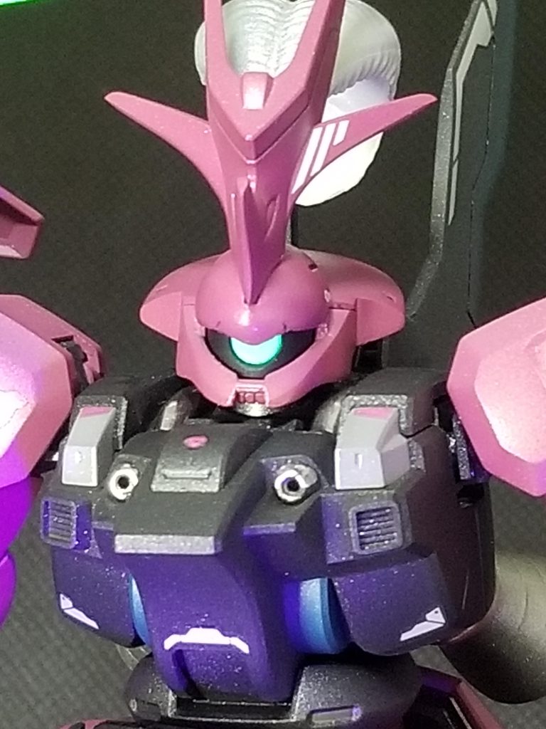 頭部アップ。賛否両論ありそーなモノアイ化😅。モノアイが大き過ぎかとも思いましたが…まぁ良しとします👍頭部の羽?みたいなやつ、いらないんじゃね?!とかも思いましたが…一応忠実に😁