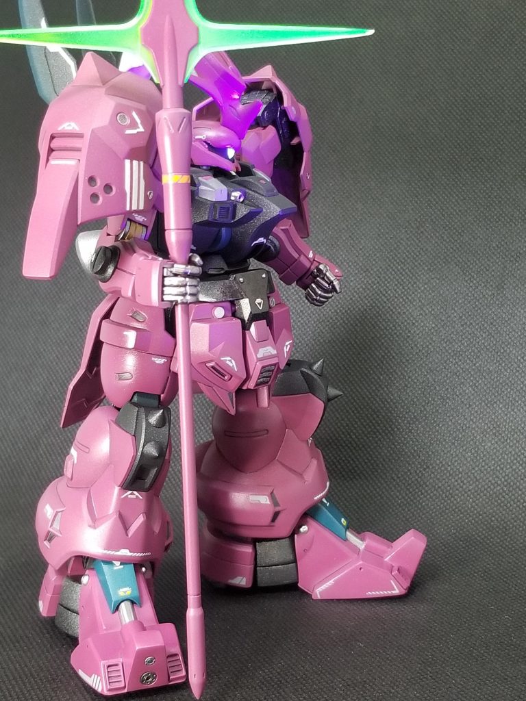 サイドショット。アーマー強化っぽく膝にスパイクを着けてみました。マニピュレータはキットのままだと何だか小さい気がしたので、初期MGザクⅡのものを転用しました。あ、今回ももちろん三つ穴ディテール入れましたょ😏