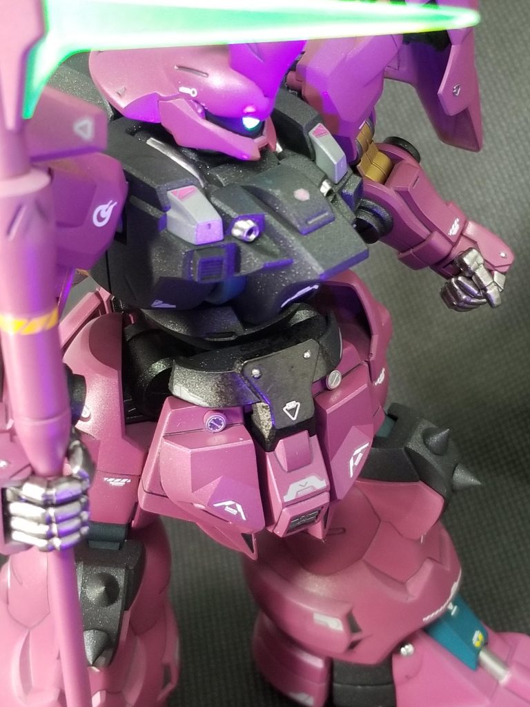 胴体部アップ。太もも5ミリ延長によりフロントアーマーも一回り大きく改修。胸部にはダクト状のパーツ追加も行っています。