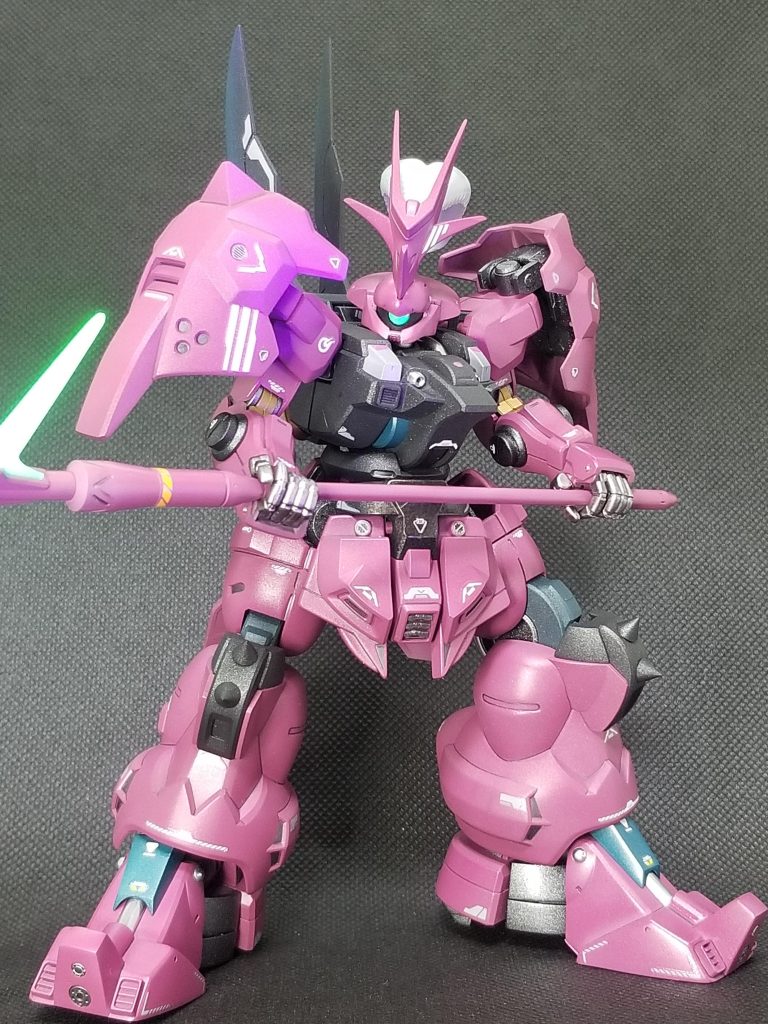 ビームパルチザン両手持ちで。なかなかのどっしり感。やっぱりほぼ見た目はヤクトドーガですね🤣ビームパルチザン、ビームトーチには蛍光クリアを吹き付けてあるので、ブラックライトで光ります✨