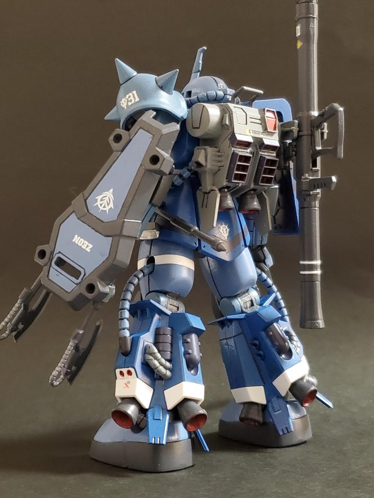 ②新規武装として『ツインアックス🪓』を用意✨ショートシールド裏にヒートホークを2本ポリキャップで接続👍ヒートホークが回転する事により、収納状態、シザーモード、クローモードの3パターンを表現してみました😊🎶