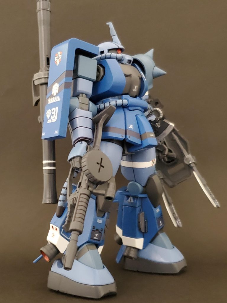 今回は購入から1年ほど寝かせていた高機動型ザクIIを制作しました👍貴重なキットなので、パイロットを誰にするかで悩んでいましたが、ランバ・ラルの搭乗機が旧ザク~グフの間が存在していないと思い、ホワイトベースと戦う直前の機体として、でっち上げてみました😅💦高機動型ザクはキットとして優秀なので改造などの手を加えず制作✴️カラーリング変更と武装追加で仕上げております🙇🎶今回の制作ポイント~✨①『青い巨星』ランバ・ラル機という事で当然ブルーカラーでの🖌️筆塗り全塗装~🤩濃いめの🟦はインディブルー8割:ティターンズブルー2 2割で調色✨薄目の🟦はミディアムブルーとオウシャンロウブルーを部分部分で使い分けて塗装してます🎶