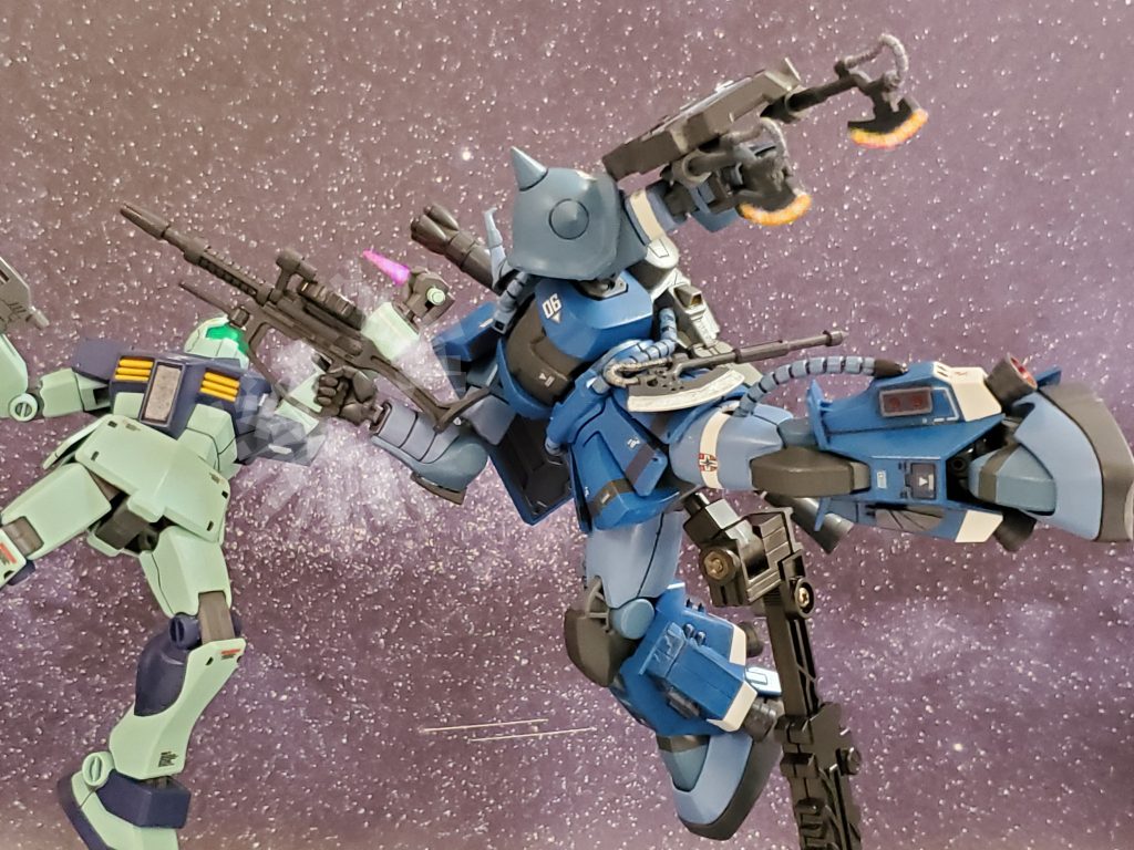 続け様にランバ・ラル大尉は隊長機と思われるMSに接近❕振りかざしてくるビームサーベルの腕を跳ね上げ懐に飛び込む~👊✨ランバ・ラル大尉は、もう一つのモード『クローモード』を準備❗ツインヒートホークの刃の向きが変わる🎵