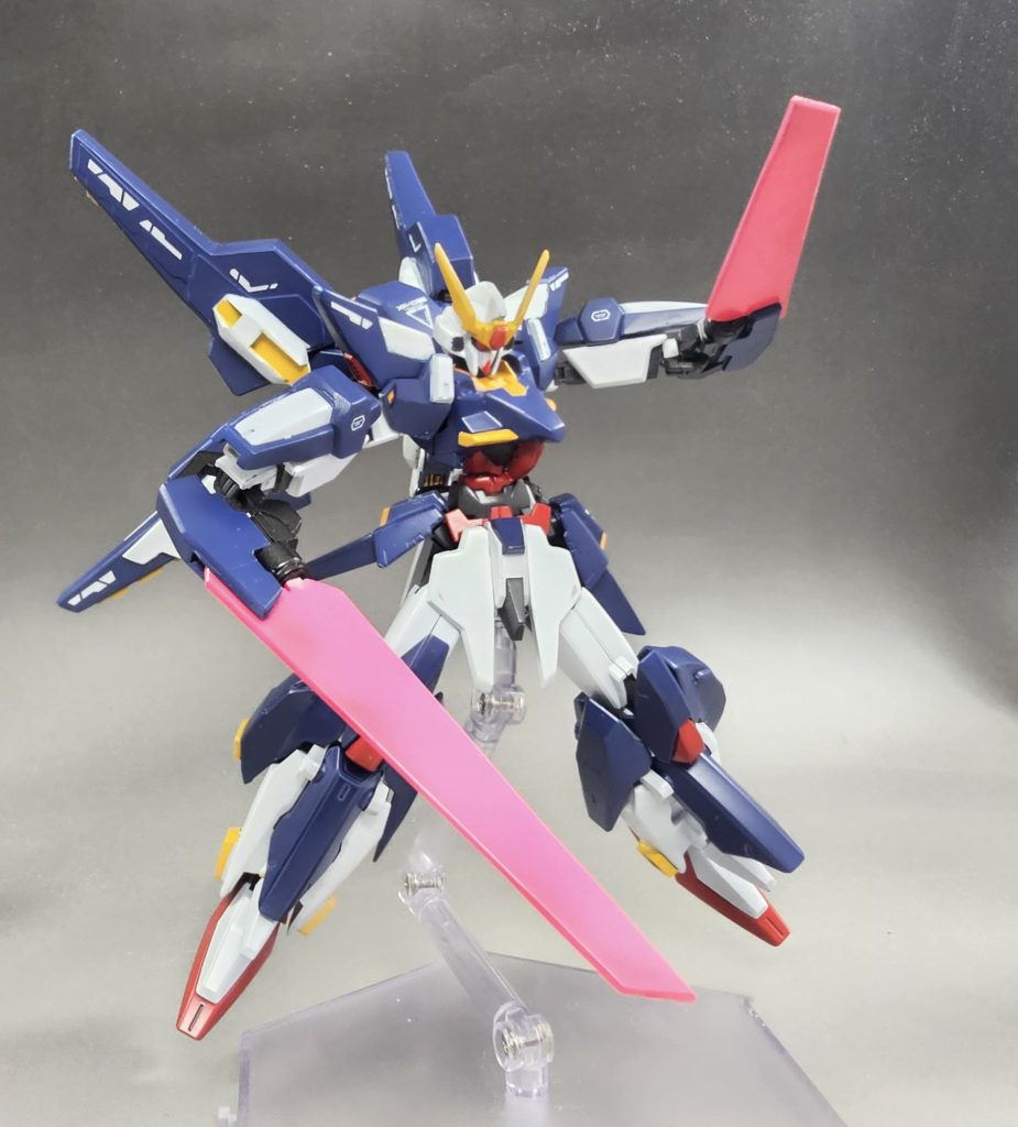 オリジナル武装の強化ビームソード。クロスレイズのオフェンスモードの戦闘を見てると、普通のサーベルじゃあちょっと物足りないなぁ、と思い作成しました。普段はリアアーマーに装着。