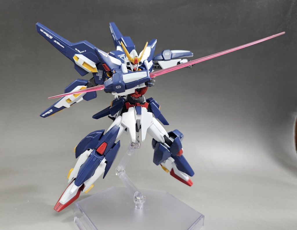 腕部アーマー内にビームサーベル兼用ビームガンを装備。またアーマー内にIフィールドを装備、出力上相手からのビームを無効にすることはできないが、サーベルから発振されたビームを歪曲させ、ビームフィールドを形成する。
