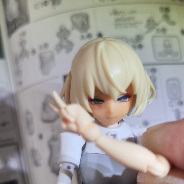 （画像追加）（製作過程）フルアーマーガンダムタイプにおけるパージ後（キャストオフ）。。。つまりノーマル状態を【中の人】と呼称しますよね。あれはガンプラ界における大発明だと思います。先日 選手交代をおこない、Gスーツから製作予定でしたが。。。中の人から作ります！このキャラはピースサインが似合うんですよねーv(o´ з｀o)v（1枚目）