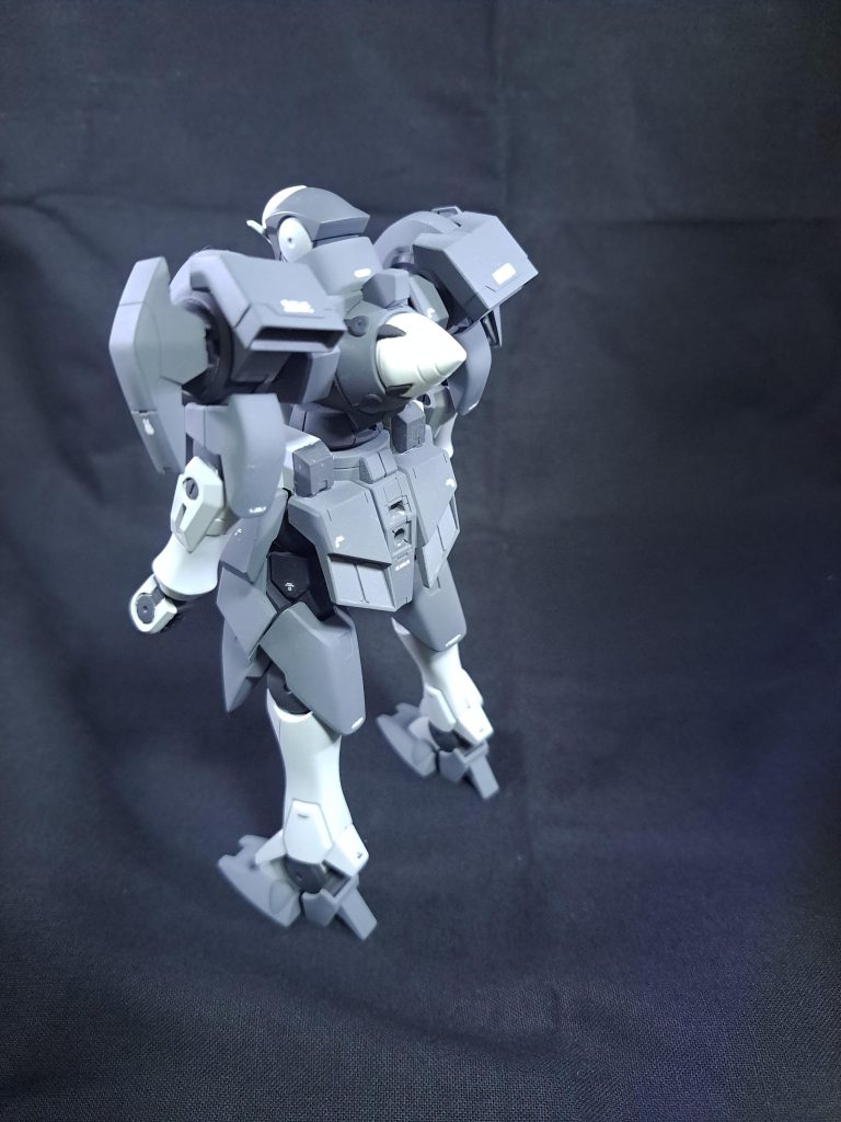 本体機体自体は特に改造はせず、合わせ目消し、面出し、後ハメ加工、塗装ハゲ対策のクリアランス確保(なおハゲた模様)などシンプルに仕上げました。塗装はMr.カラーで全塗装、ファレホで細かいグレーなど筆塗り、デカールを少々、最後につや消しでトップコートしてます。