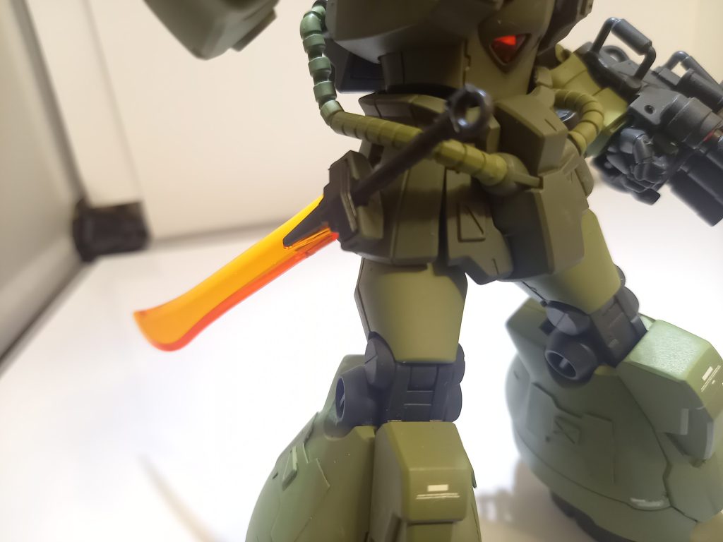 リバイブグフのシールドからラックするパーツを切り取り、3mm軸でつけました。