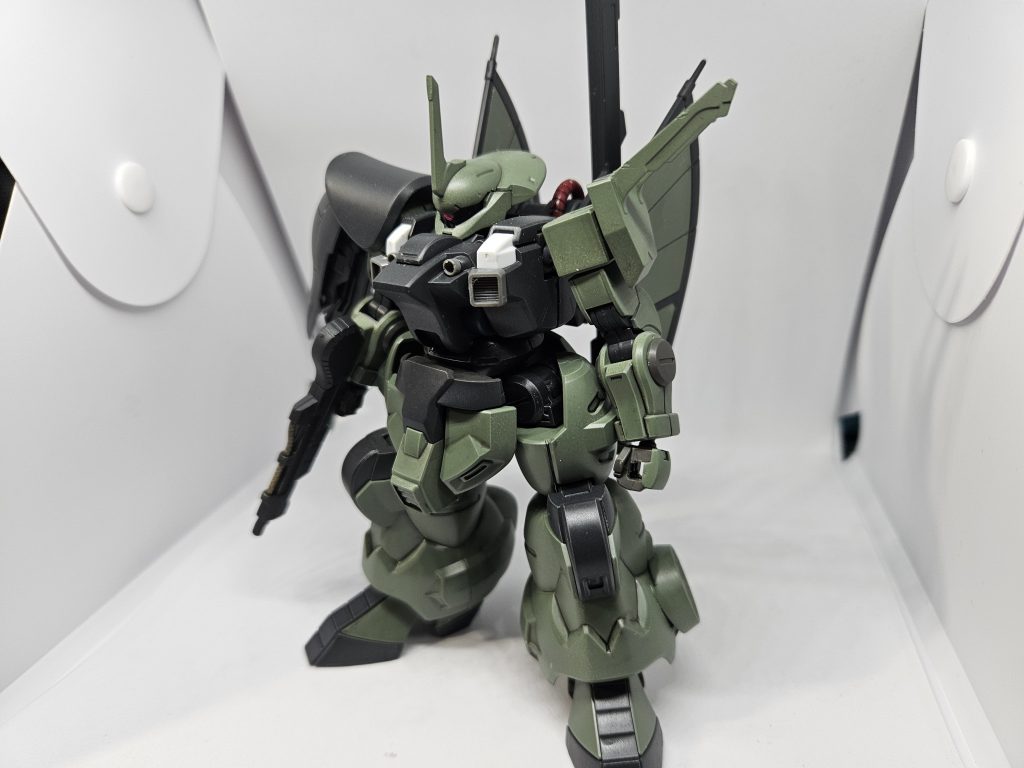 正面から。ホバー機能を装備しているので大気圏内では見かけによらず軽快な運動性能を実現した。