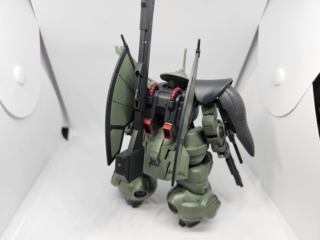 背面から。百式系のバックパックを流用。高出力を誇る。クレイ・バズーカを懸架可能である。