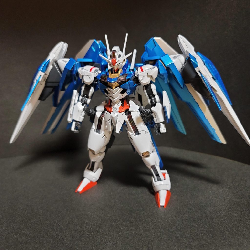 素立ち。背中が重くなったので、足とか色んな所に油粘土とか入れて重くしたり工夫して立てるようにしました。