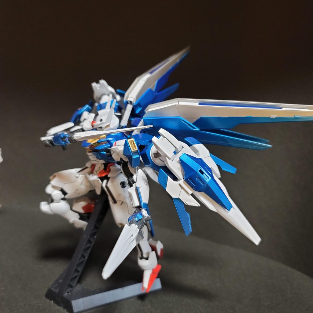 接近戦に切り替えて。00のGNソード二刀流カッコいいですね~(*´ー`*)脳内設定ではトランザム起動、出力アップする事が出来き、相手がファンネル等の武器使用時にエアリアルのパーメットスコアリンクにより無効化&乗っ取りが出来る(但し任意で出来ない為、ピンチの時しか起動しない)という設定。自分で考えたけど…チートだなぁ…(;^ω^)構想から組み立て→自力出来なくて試行錯誤→設定妄想→塗装&やり直し(心ポッキリ)→再塗装→完成。仕事休みの時にチマチマ作って、やっと出来上がって一安心です(笑)まだまだ技術が甘い部分はありますが、個人的には沢山の思いが詰まった作品が出来て満足です(⌒‐⌒)ここまでご覧頂きありがとうございます!