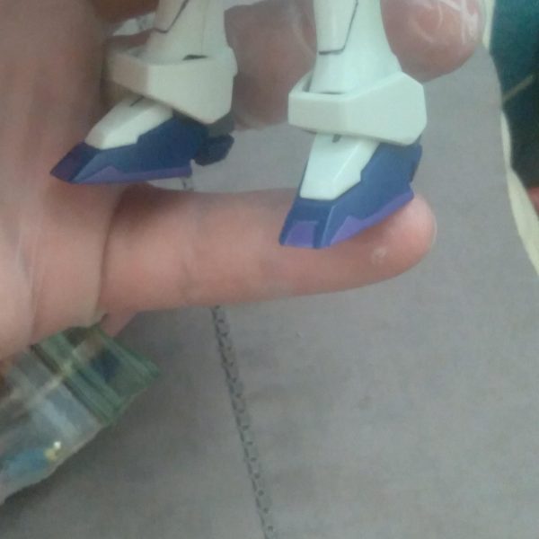 I'm repainting my hg G-Self. I like the way it looks as of now. The backpack ball joint broke on me, so I had to repair it. I just don't have any super glue at the moment. I drilled a hole and used a metal rod to support it（2枚目）