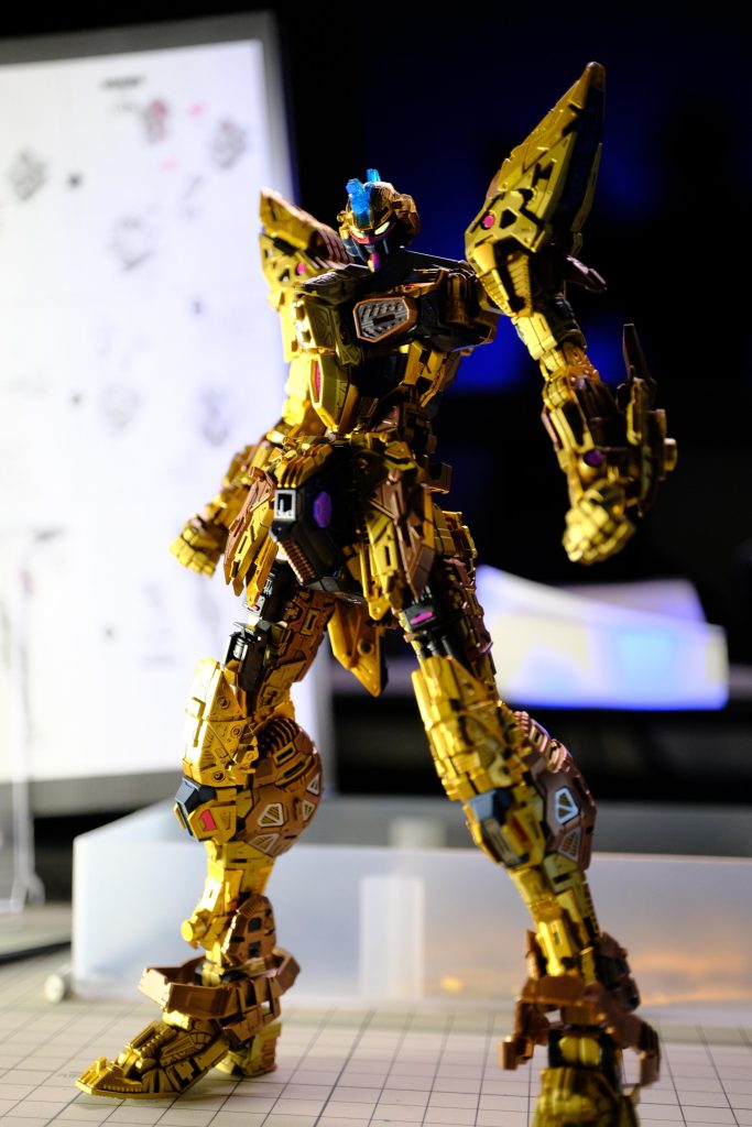 フレーム関してはメッキ部分はそのまま活かすようにしましたが、リアルタッチマーカーでワントーン落とし、重厚感・金属感をアップさせてます。また少しギラつきが強かったので半光沢で少し落ち着かせました。他のゴールドの塗装レシピは以下となります。・カッパー焦茶下地→スーパーカッパー→半光沢クリア・成型色ゴールド焦茶下地→GXブルーゴールド→半光沢