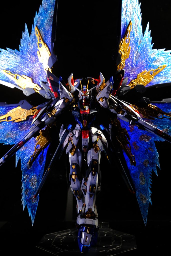光の翼はプラ板を切り出して製作しました。市販のラメパウダーで粒子感を出してます。色・模様はメタルビルド版の光の翼を参考にしました。