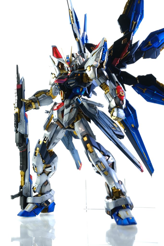 工作内容・腰・太もも・足首を1mmづつ計3mm延長・穴モールド&マイナスモールド&メタルパーツにてディティールアップ・各所ディティールダウン(主にC面)・フェイス形状変更・光の翼自作このキットがマッシブに感じた要因として「多数あるC面で全体的に丸みがある印象となり、それが筋肉質に見えるから」と勝手に解釈し、気になるC面を排除してエッジを際立たせました。個人的にはやってよかったなって思ってます。