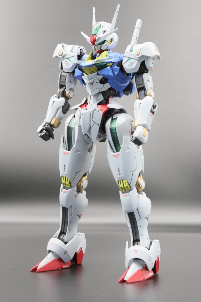 まずは素体からアニメ原作もパッケージも結構シンプルな配色をしていたので少し色数を増やしてみました関節部は原作は白一色ですがRGHiνガンダムをチラ見した結果、金色を採用することに関節だけだともうちょっと物足りなかったので手首と手の甲にも一部採用してます特徴的なパーメットスコアを表す内部のメッキパーツは作成段階で結構迷っていました素のままでもいいし、青色でスコア6状態でもいいしなぁ～、と考えていましたが、原作本編の核にもなっているであろうシェイクスピアのテンペストを気になって調べたところ「緑色」が重要な色とのことで、クリアグリーンを採用いうなれば「パーメットスコアX」としときましょうか。Xには好きな数字を代入してください