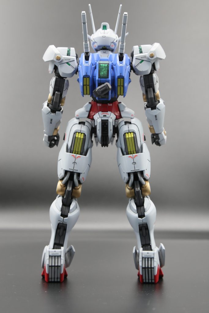 続いて背面から脚部のケーブルはシルバーを使ってますもうちょっと光沢感あるメッキシルバーを使ってもよかったかもしれないかかとのスラスターベーンだと想定してシルバー太ももとか胴はどちらかというと排熱板っぽさはあるのでイエローのまま