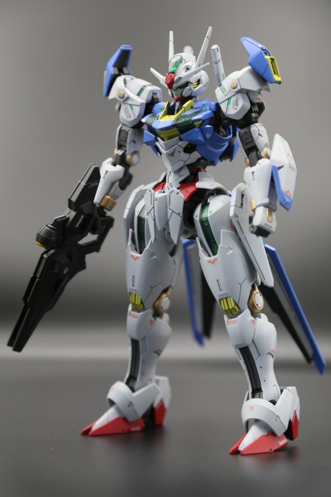 続いてビット装備時付属のシールを満遍なく使っていくストロングスタイルちなみに足の付け根や襟、胴正面の奥ばったパーツ、肩のメッキ下部にはメタリックシールを貼っていますお手軽にメッキ色を使えるのは非常に良いですライフルのスコープ箇所は原作ではライフルと同じ色ですが、初代オマージュで黄色のサイトにしています