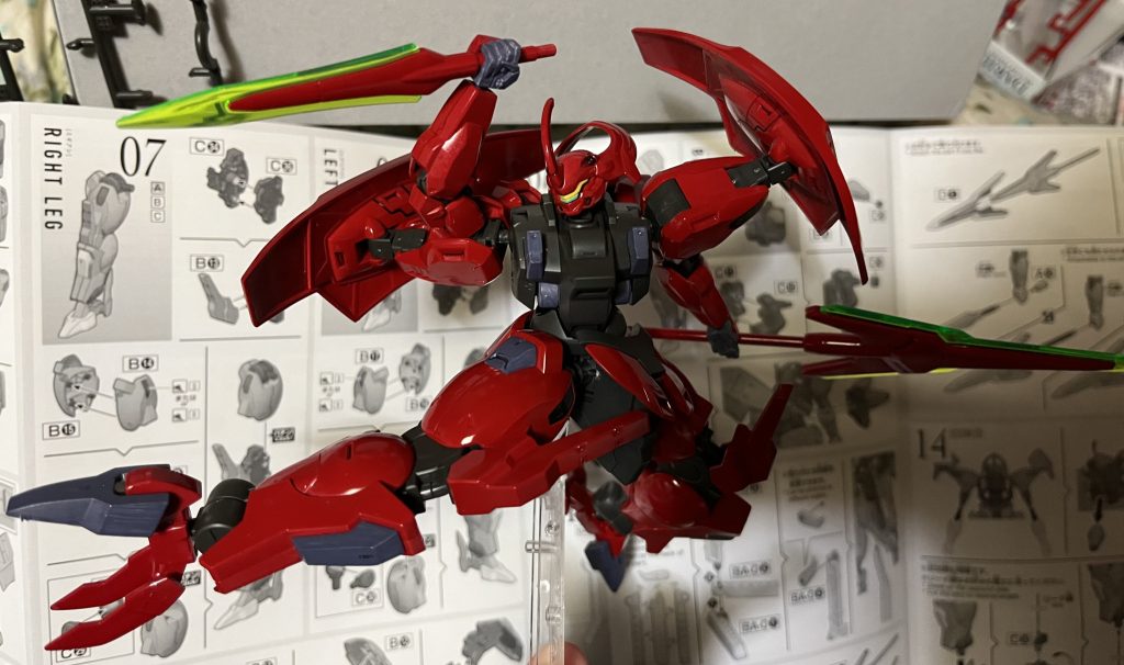 タミヤカラーのイタリアンレッドで塗装艶消しスプレー前だとスポーツカーみたいにピカピカでかっこいいからそのまま飾るか悩みました。