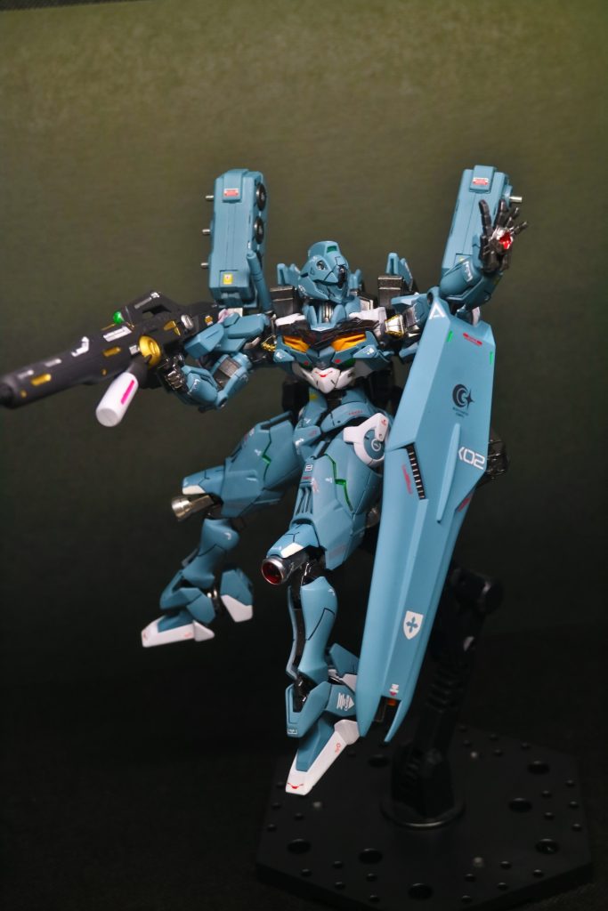 背部からマルチアームによるシールドも装備。シールド内部にはミサイルランチャーとビームキャノンも。シールドはHGUC νガンダムのものです。どんなシールドにしようか悩んでいましたが、νのシールドが形状的に組み合わせバッチリだと思いパーツだけ買いました。思った通りのイメージになり、最高です。