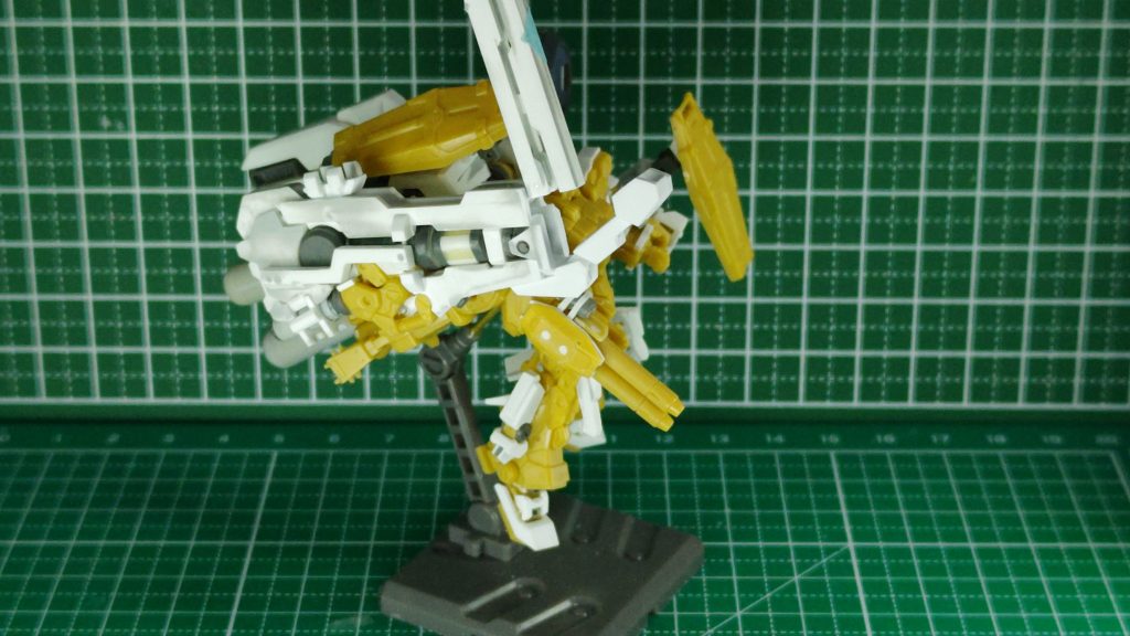 レールガンの折り畳みギミック。折り畳み基部がプラ棒丸出しになるので、カバー用のパーツも作ってます。長物はモーメントが大きくなるので、巡航時、機動時は折りたためた方が良いかなと。何より長物には折り畳みギミックが似合いますよね。