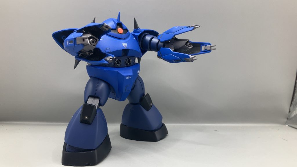 ビームブレイサーはメガ粒子砲、ビームサーベル発生装置、格闘戦用クローの機能をもつ複合兵装という脳内設定に変えています。