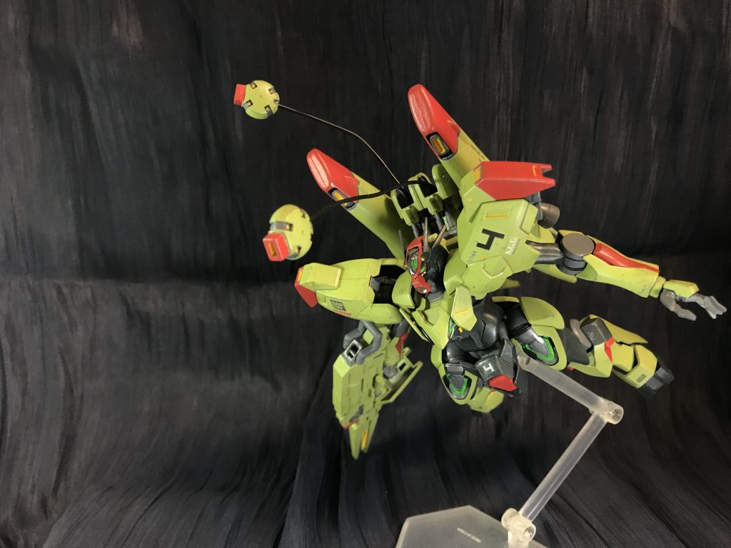 準GUND-ARM兵器「陰コミュ」 「察するAI」により、搭載されている2機それぞれが自己判断で行動してくれる攻撃ドローン。パイロットとの付き合いが深まるほど「考えを察して」動いてくれる。察して勝手に動いてくれてるだけなので、ドローンに対して「思い通りに行かない!」とかキレてはいけない。コミュ障気味の4号の気持ちを察せず動きに迷いが見られるが、4号は特にそれを責める訳でもなく「お互い察して距離が縮まらない」関係が続いている。4号は搭載されている陰コミュに「ネズ」と「コチャン」と名づけ妹のように接してるそうな。