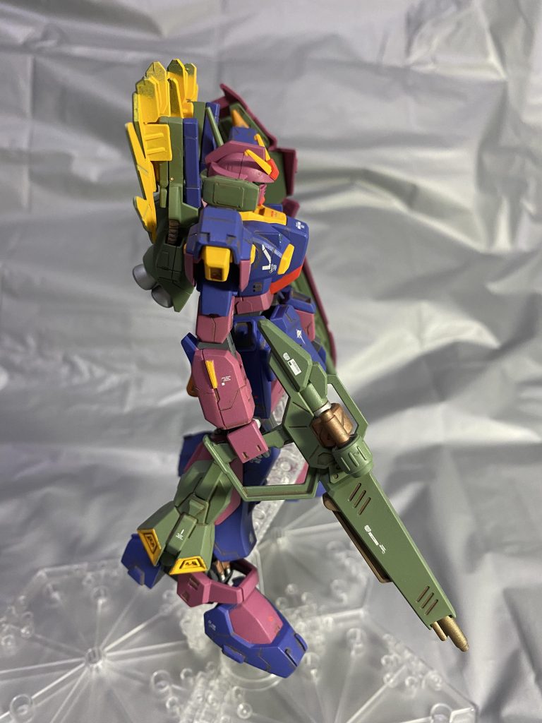 武装はのちのマフティー主力モビルスーツのメッサーのライフルを装備！MK -Ⅱにはでかいですけど。