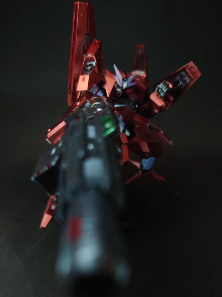 武装ビームディフューズガンルブリス・ソーンの基本装備。拡散力の強いビームを放射する携行火器。長時間の射撃に対応するため、大容量バッテリータンクに加え、銃身の各部に高効率の排熱機構が組み込まれている。