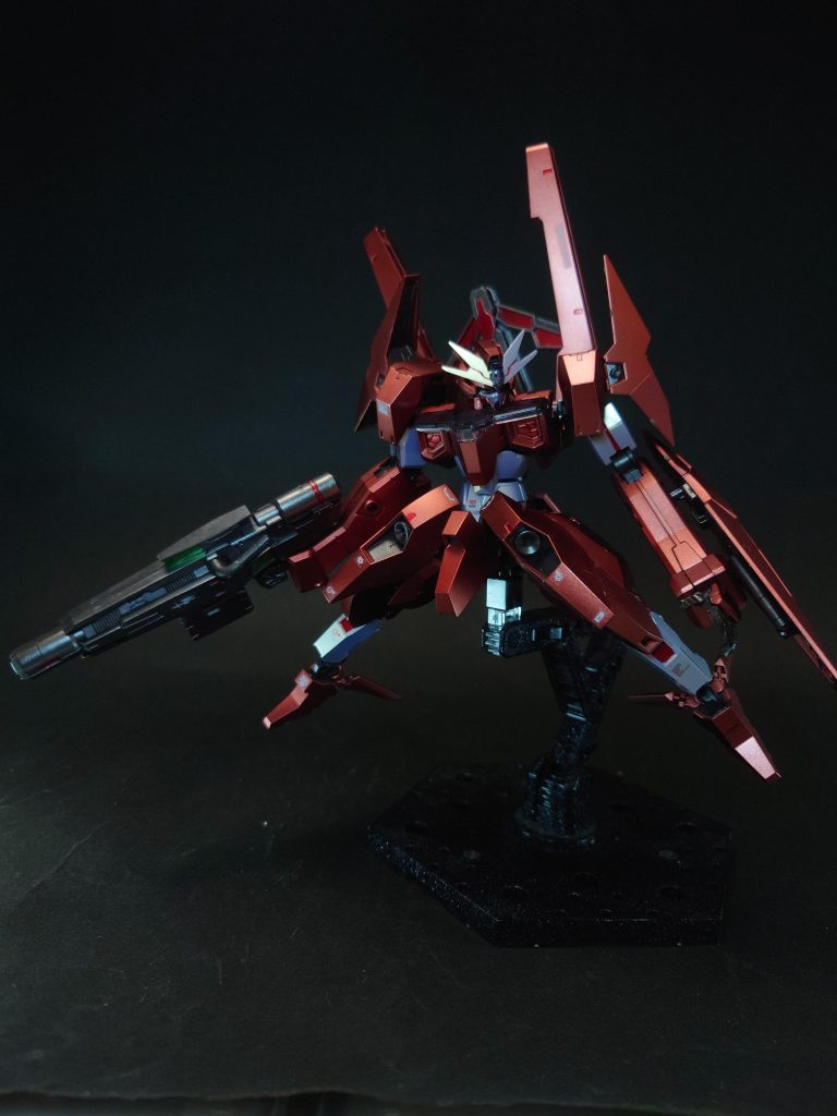 フェーズドアレイキャノンルブリス・ウルにも設定されている共通の大型装備。ユニットを展開し、指向性の高い大出力ビームを発射する事が可能。GUNDフォーマットと連動して直感的な範囲攻撃を行える他、高パーメットスコア時にアンロックされる別機能も備えている。