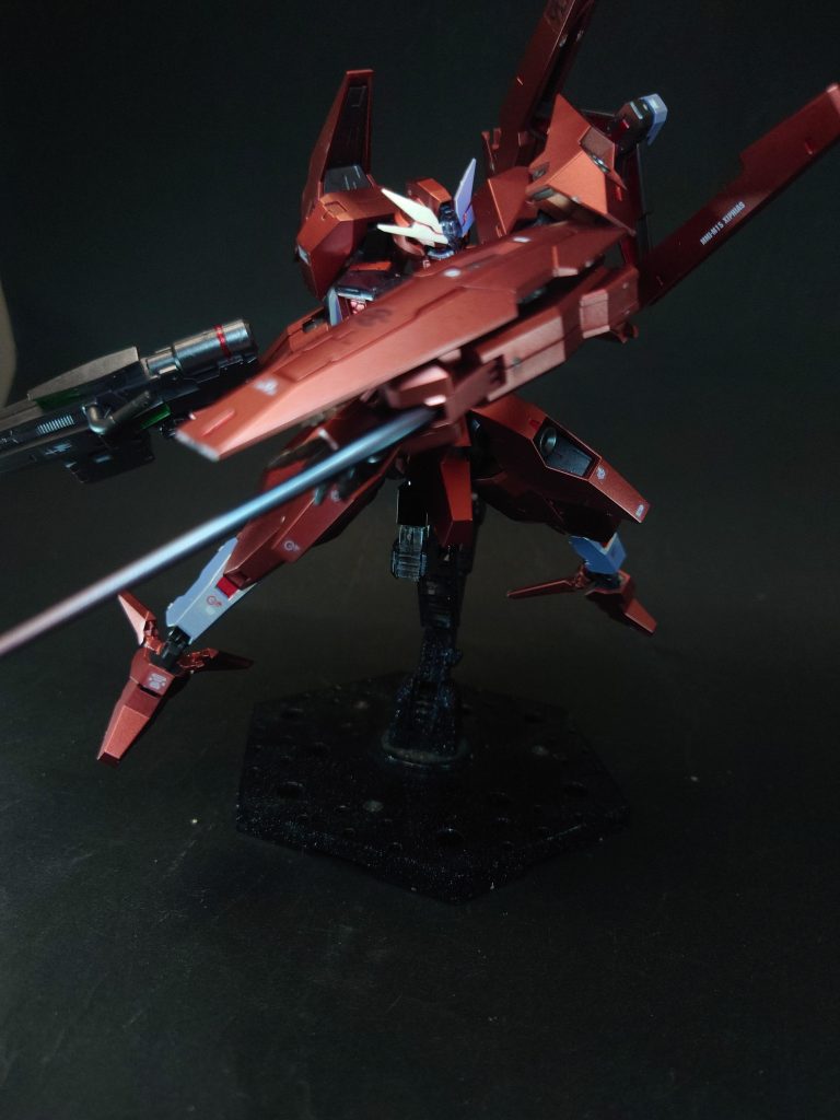 ビームサーベルビームの刃を発振する、近接戦闘用の装備。ガンシールドの裏側に2基マウントされた物の他、前腕部にビームサーベルユニットが内蔵されている。腕部の物は使用時にブロックユニットが前方に展開し、発振口から直接ビーム刃を形成する。