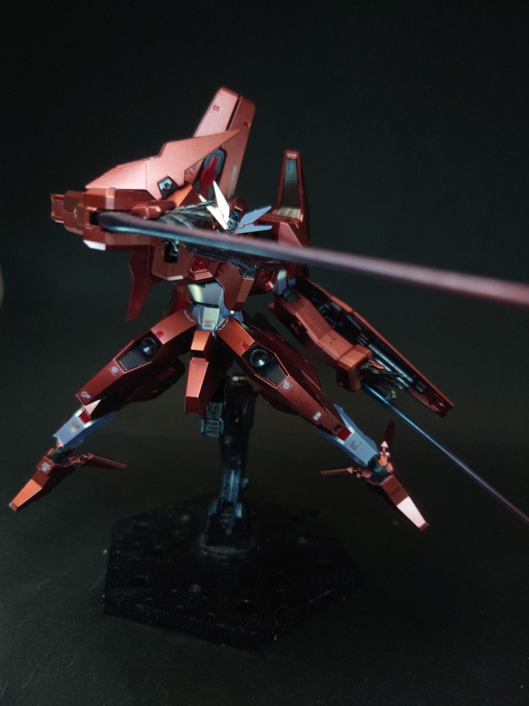 特殊機能 GUNDフォーマット福祉工学を端とする革新的身体機能拡張技術「GUND」をMS用に発展させたインターフェース。これを使用する事で、領域横断的な戦闘能力を獲得している。稼働レベルが一定の強さにまで達すると機体に搭載されたシェルユニットが発光し、パーメットスコアの上昇に伴い背部フェーズドアレイキャノンの外装が展開する。