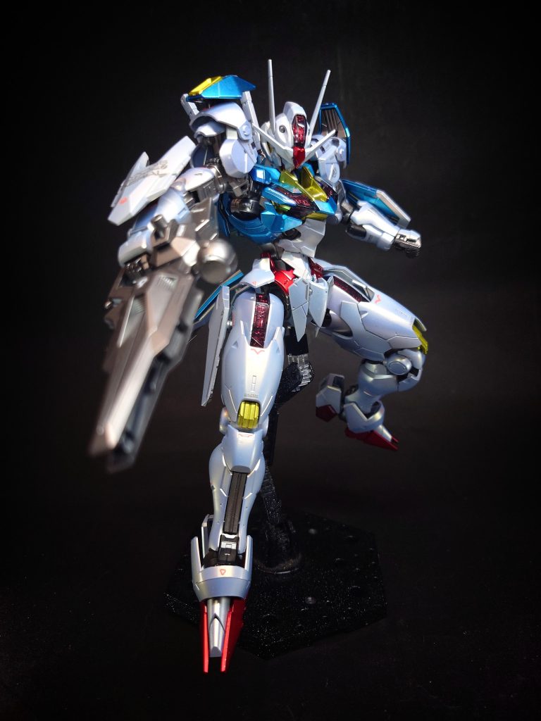 スレッタにとっては、幼い頃から一緒に過ごしてきた家族同然の存在だが、GUND-ARMである事はスレッタには伏せられていた。GUNDフォーマットにはエリクト・サマヤの生体コードが転送されており、スレッタの語りかけに対し、モニターの明滅などで意思表示を見せる事がある。