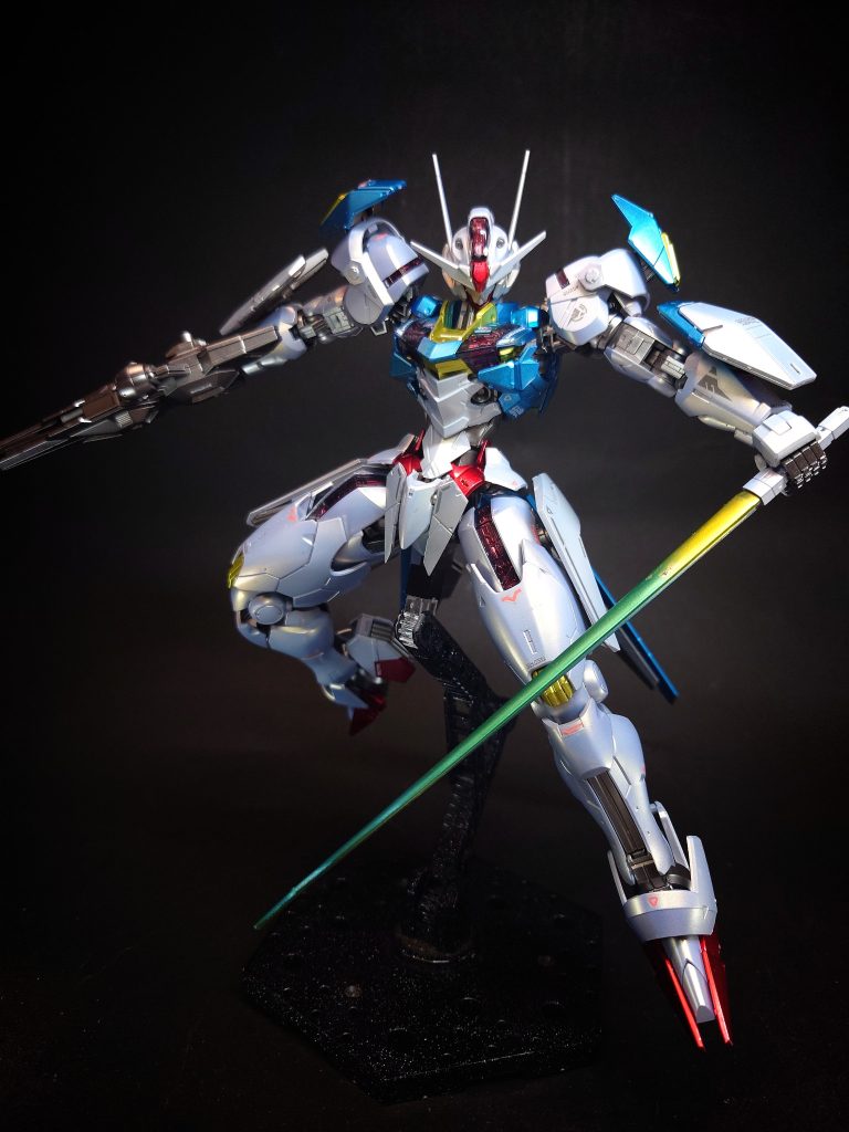 特殊機能 GUNDフォーマット福祉工学を端とする革新的身体機能拡張技術「GUND」をMS用に発展させたインターフェース。これを使用する事で、領域横断的な戦闘能力を獲得した機体を「GUND-ARM」と呼ぶ。スレッタが搭乗した際に一線を画する性能を発揮するが、操縦自体は一般パイロットも可能。情報の負担はエリクトが肩代わりしているため、機体とリンクしてもデータストームが発生しない。