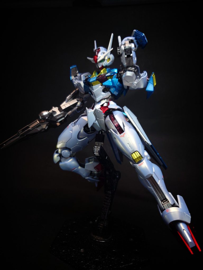 ビットオンフォームビットステイヴを機体各所のハードポイントに接続した形態。ビット本体への電力・推進剤の急速補給を行う他、エアリアル自体にも機動力や防御力の性能向上をもたらす。