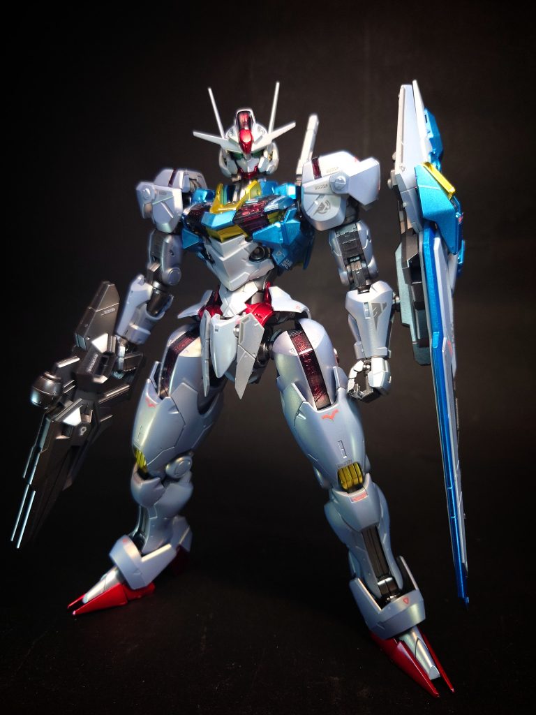 エスカッシャン人体と機体を有機的にリンクさせるGUNDフォーマットを用いた次世代群体遠隔操作兵器システム、通称「ガンビット」で構成された多目的攻防プラットフォーム。全11基のビットステイヴに分離し、内蔵するビームキャノンによる機動砲台や、PPA(パーメット塗料装甲)による対ビーム能力を有したシールドとしての運用が可能。エアリアルの各部やビームライフルに接続する事で機体性能を向上させる役目も担っている。