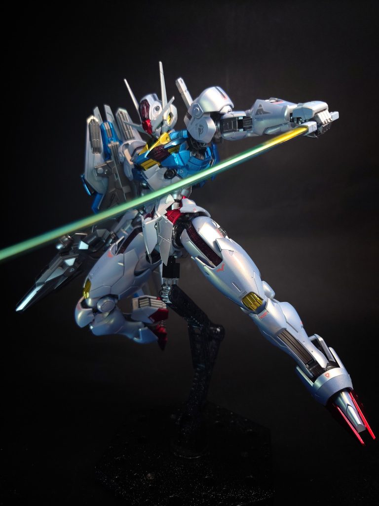 ビームサーベルグリップのセンサーと連動し、ビーム刃を発生させる近接戦闘用の兵器。バックパックに2基をマウントする。