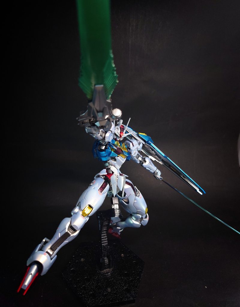 本機最大の特徴である、『ガンビット』と呼称されるビットステイヴ11基で構成された多目的攻防プラットフォーム。プロスぺラは新技術によって制御される「ドローン」と称しているが、その本質はGUNDフォーマットを採用した次世代群体遠隔操作兵器システム。待機状態では機体の各部にパーツのように装着され『ビットオンフォーム』と呼ばれる状態となり、エアリアルの機動力・防御力を強化させる。そして一度展開されれば青き紋様をたなびかせながら縦横無尽に飛び回り、ビームキャノンで攻撃を行う機動砲台となり、オールレンジ攻撃を実現する。 また、全機を合体させて腕に取り付ければ大型シールドである「コンポジットガンビットシールド」を形成してより強固な防御力を発揮し、ビットオンフォームは前述の機能の他に本体からの電力や推進剤の急速補給を兼ねる。なお、「コンポジットガンビットシールド」形態は宇宙世紀のガンダム作品でお馴染みの「Iフィールド」と同じようにビーム射撃兵器への耐性が高く、ビーム兵器が主流となっているA.S.(アド・ステラ)の世界では非常に優位な装備である。ただ、実体弾への耐性があるかは不明。