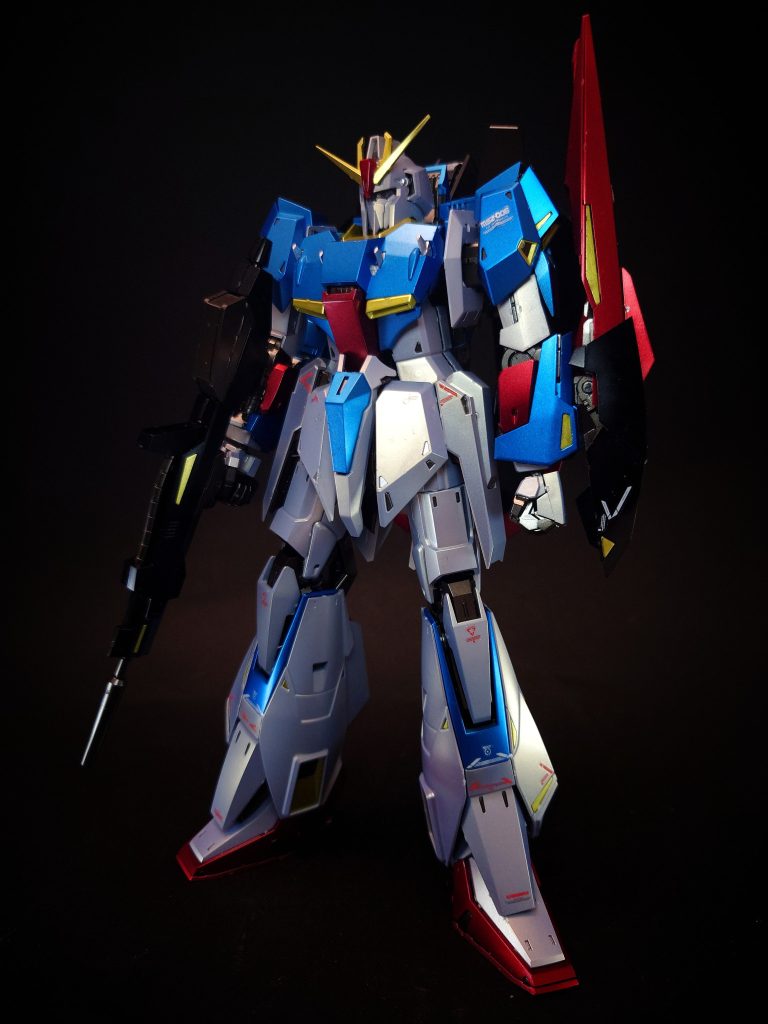 エゥーゴはその結成当初からジャブローへの侵攻を目的に「オプション装備無しで大気圏突入可能なMS」を旗印として欲しており、そのコンセプトを織り込んだデルタガンダムを開発するが、デルタガンダムはムーバブルフレームの強度不足が露見した事で設計は中断され、その後ガンダムMk-IIのノウハウを得てΖガンダムの完成に繋がった。背部はバックパックを持たない代わりにWR形態の主用パーツとして「フライングアーマー」を左右一対二基備え、その間にロングテールスタビライザーを備える。