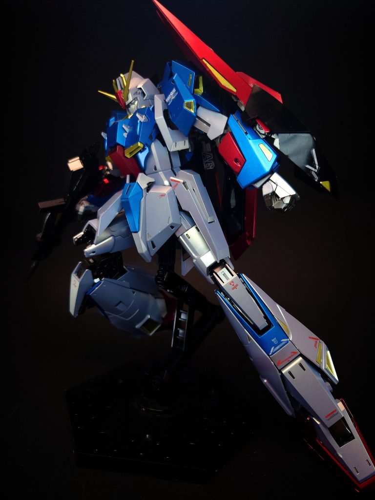 本機の変形後の形態はウェイブライダー（WR）形態と呼称される。これは大気圏突入の際、衝撃波（Shock Wave）に乗る（Ride）事で機体を再突入の摩擦熱から守る事に由来する。この呼称は本機の系譜となる全可変MSの変形後の形態に（大気圏突入能力が無いものであっても）採用されている[2]。また、当機には大気圏内での飛行に最適化されたフライングアーマーが別途設計[3]されており、こちらの変形後は区別する為にウェイブシューター（WS）と呼称される。ウェイブシューター形態やSFS的な運用法などもあってこれら変形形態はモビルアーマーというより既存の航空・航宙戦闘機の延長として扱われている。Ζガンダムは高性能だが可変機構によって機体構造が複雑化しており[4]、生産コストもそれ相応に高騰化した為、本格的な量産は見送られた。可変機構を簡略化、もしくは可変機構そのものを省いた量産計画は複数展開されているものの、リゼルが開発されるまではいずれも試作や少数生産の域を出る事はなかった。