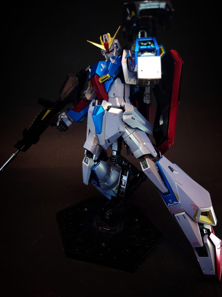 60mmバルカン砲頭部に2門装備する機銃。60mm口径の実体弾を高速で連射し、至近距離であれば敵機に致命的なダメージを与える事も可能。液体炸薬を使用したカートレス仕様。頭部が格納されるWR形態では使用できない。グレネード・ランチャー前腕部手首の手の甲側に設置された擲弾発射機。使用時に蓋部分の装甲を展開する。こちらもMS形態専用武装。オプションマガジンによって装弾数を増やす事も出来るが、WRに変形する際には外す必要がある。弾頭自体は所謂「ハンドグレネード」として投擲する事も不可能ではない。また、カートリッジを切り替える事でワイヤー内蔵型に換装することができる。