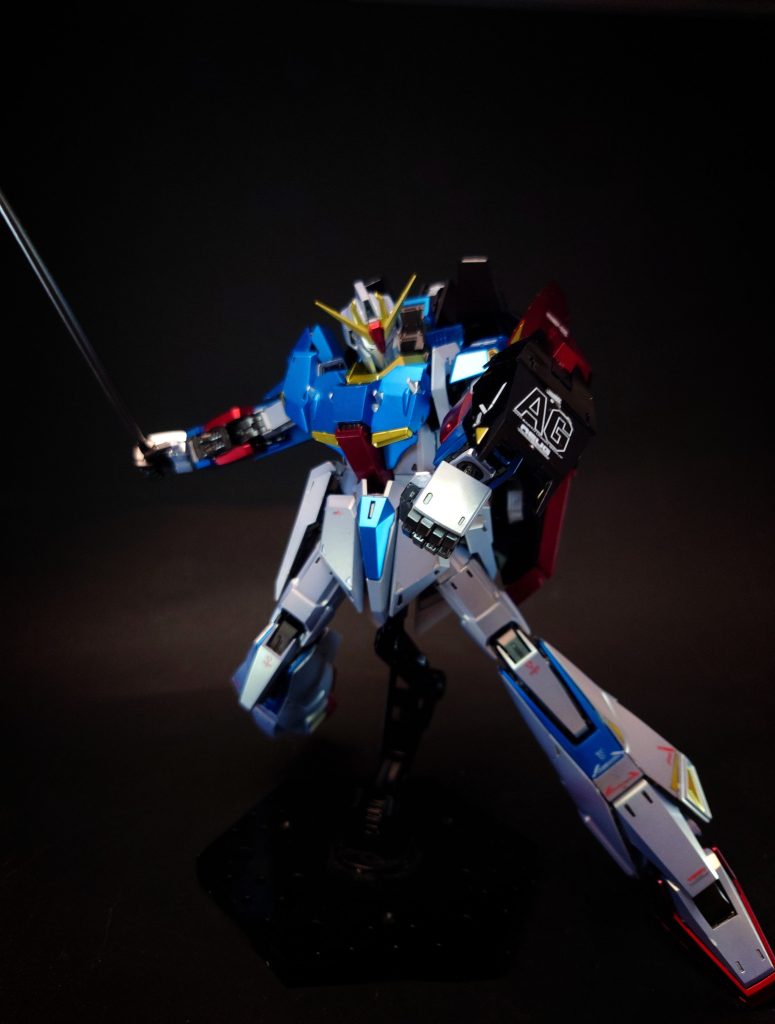 シールドガンダリウムγ製。盾であると同時に、WR形態では機体下面中央部で左右フライングアーマーを繋ぐ中央部パーツとなり両腕及び胴体内部を保護する。また、大気圏突入時に大気に「乗る」ために必要なパーツでもある。シールド裏にはミサイルが搭載されている。