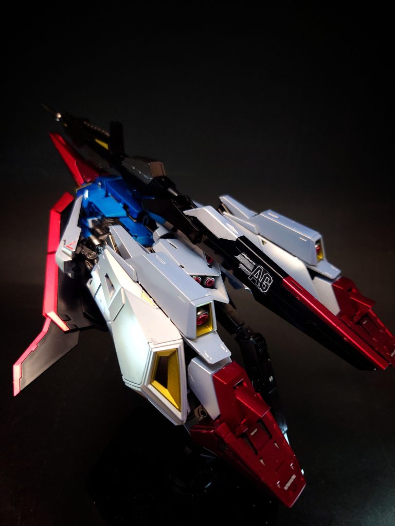 変形シークエンス (MS形態 ⇒ WR形態) 頭部が胴体に引き込まれ、腕部が縮まり、脚部は折り畳まれ左右に展開する。腕部が胸部に格納され、シールドがそれらを覆うように機体の底面に移動する。フライング・アーマーが機体の底面に移動。補助翼を展開し、ロングテール・スタビライザーが機体後部に固定される。変形完了。所用時間は0.5秒。