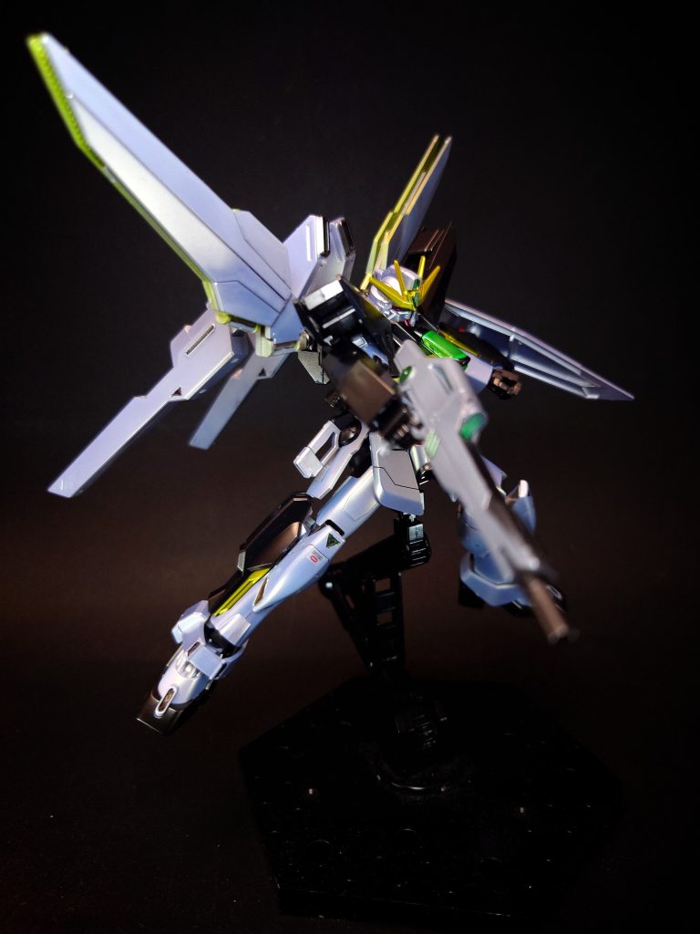 DX専用バスターライフル本機用に新たに開発された高出力型ビームライフル。GXのシールドバスターライフルより大出力であり、シンプルな構造で整備性が高く徹底的な軽量化がなされ、取り回しに優れる[9][3]。火力も通常ビームライフルの数倍の威力を発揮し、射線上の複数のMSを撃破する事も可能など非常に優秀な武装である[2][9][注 3]。『機動新世紀ガンダムX』第23話においては、ゾンダー・エプタの格納庫内においてディフェンスプレートとともに装備された姿が確認できる。ところが、第24話の初出撃時においては双方ともに非装備の状態でガロード・ランに奪取されている。その後、第25話においては装備状態で出撃が確認できる。また、第26話における対コルレル戦にてビームナイフをコクピットに突き刺される寸前でガロードがこのライフルを防御に用いて、その爆発によって生じた隙をついて形勢を逆転させた事もあった。ガンダムエックスのシールドバスターライフルに比べシールドと一体化で無くなった為か、破損・取り落とすなど使用不能に陥るシーンが多かった。