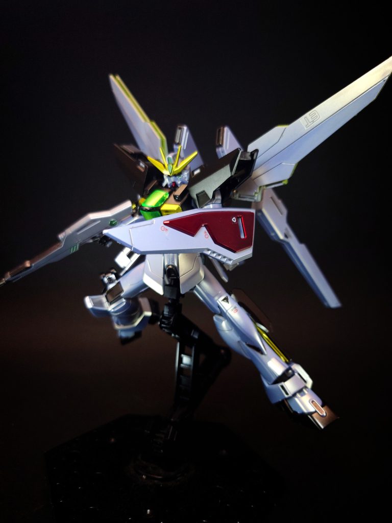 ディフェンスプレートルナ・チタニウム合金製の手持ち・前腕装着両用の実体盾[3]。軽量なため取り回しにも優れ、正規軍以外の武装では傷一つ付けるのすら困難な強度を持つ[3][4]。ビーム兵器からの攻撃に対しても充分な防御力を発揮する[9]。