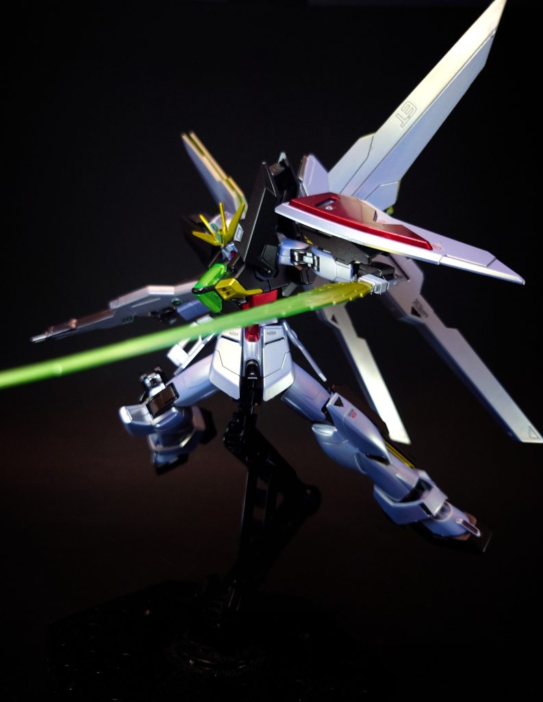 ハイパービームソードGXの大型ビームソードを更に出力強化した接近戦用武装[3]。GXのものより更に巨大なビーム刃と強大な攻撃力を持ち、MSの白兵武装としては当時最強の武装の一つ[2]。出力を更に上げる事でMSサイズの刀身を持つ大太刀を化す。GXの大型ビームソードと同様、ハンドガードが備えられている点が特徴[9]。左右サイドスカートに各1基の計2基を装備する。初陣では二刀流も披露し、ライフルとシールド未装備の状態でありながらもこの武装とブレストランチャーのみでバリエント部隊を全滅させている。