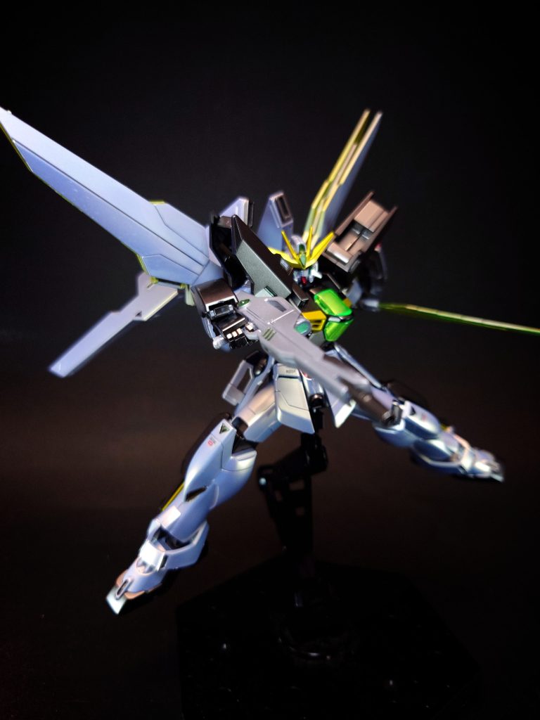 ブレストランチャー胸部インテーク下に2門装備された三砲身ガトリング式大口径機関砲。各種弾頭を使用可能なマルチパーパス仕様となっている[4]。劇中ではバリエントを破壊する等、これのみでMSを破壊可能な威力を持つ。マシンキャノン肩・胸部に装着された二門のガトリング砲。第26話の対コルレル戦にて使用描写が見られるが文字設定では未記載。ヘッドバルカン・ブレストランチャーとの一斉射撃でコルレルを蜂の巣にして撃破した。『SDガンダム Gジェレーションクロスレイズ』ではこの一斉射撃がバルカン掃射という名称で本機の武装として登場している。資料によってはブレストランチャーの一部として扱われている[2]。ヘッドバルカン頭部に2門装備された小口径機関砲。攻撃武装としては非力だが、ミサイル迎撃や接近戦時の威嚇・牽制、対人戦など幅広い用途を持つ