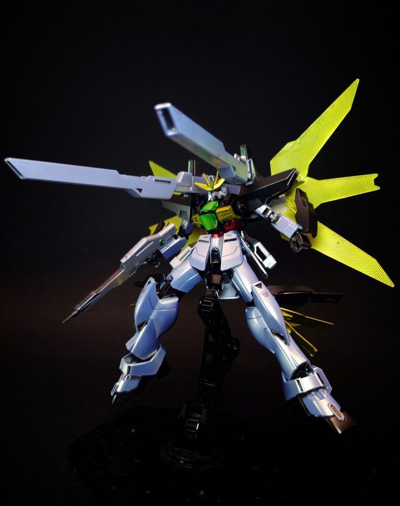 GXではマニピュレーターで保持する必要があった砲身は、ダブルエックスでは肩部に格納されたセンサー内蔵マウントで固定された。この事によって両腕がフリーの状態で発砲可能となっている[3]。両腕・両脚にある装甲カバーを展開し広げるエネルギーラジエータープレートは、エネルギーチャージの際に発生するビームに変換し切れないエネルギーを熱と光に変換し強制排出する機構であり、放熱時は激しく吹き出す熱と光によって手足が金色に発光している様に見える