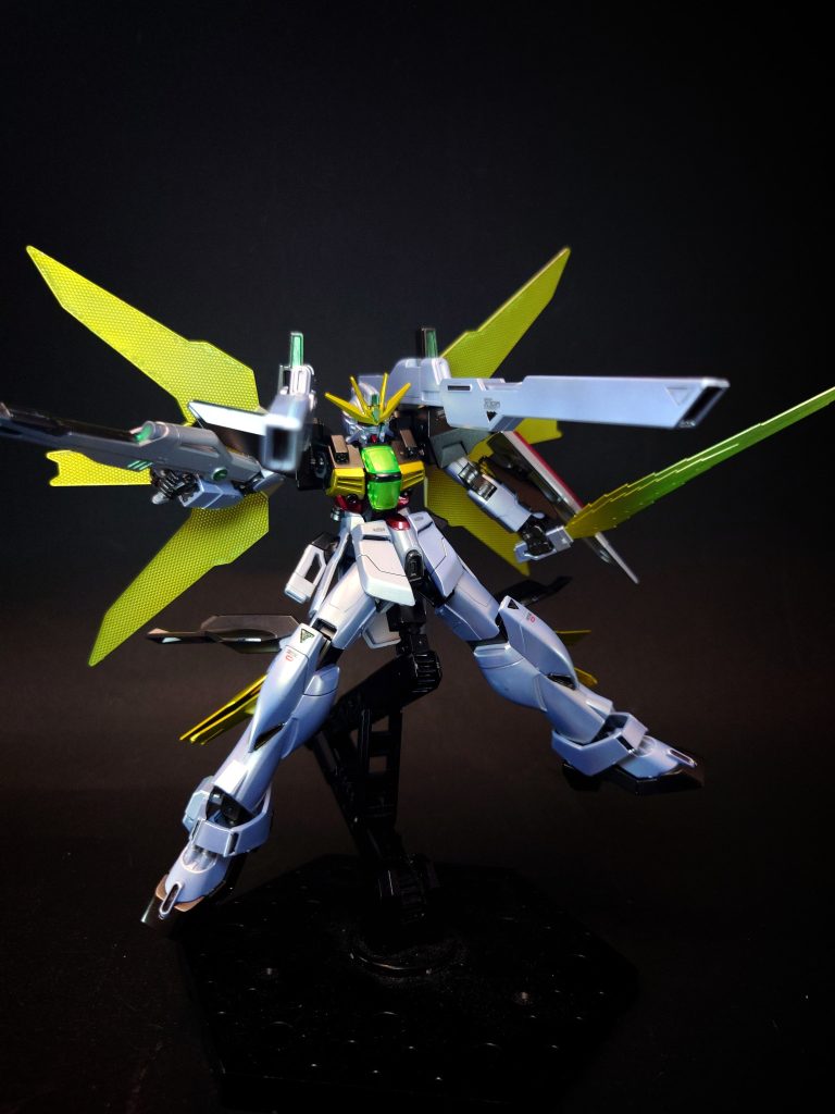 また、この際副次的な効果として排熱によって発生する熱エネルギーが防壁の様な役割を果たし、敵MSの接近を阻止する[10]。更に、通常MSにとってはマイクロウェーブ自体が照射範囲にいるだけでも極めて危険な状態となる為、劇中ではこれを利用し、革命軍と新連邦の大軍をマイクロウェーブの照射範囲から退避させる事でフリーデンチームの進路を確保する場面もあった[11]。MSサイズの武装としては規格外の破壊力を持つ大量破壊兵器で、照射されるビームの規模はコロニーレーザーに匹敵する範囲を有する。作中では初使用時には一撃でゾンダーエプタ島を消滅させ、第34話「月が見えた！」のコロニーレーザー狙撃の際は、本機が地球の衛星軌道上から月のラグランジュポイント上のコロニーレーザーに対し、数十万km単位での超長距離からコロニーレーザーの砲口とほぼ同サイズのビームを放ち、一射目と二射目では脅しの為にわざと掠らせ、三射目では中心部を正確に狙撃しコロニーレーザーを破壊、短時間に3度の高精度砲撃を行うなど、脅威を見せつけている。